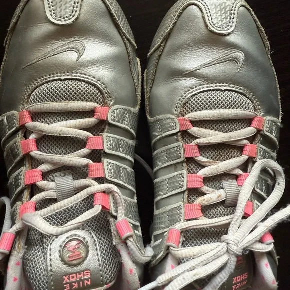 Nike Shox NZ Silver and Pink Sneakers women’s size 8.5 - Picture 2 of 4